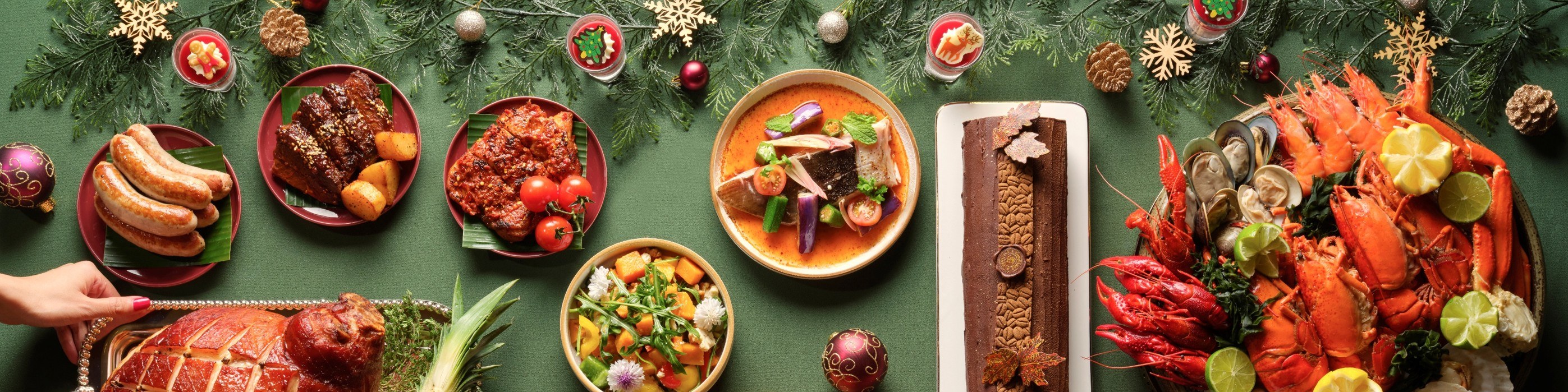 盡情享用美食和飲品,歡度佳節!品嚐豐盛的節日經典菜餚和新鮮烤肉,搭配各種配菜,以及各種國際和本地美食。誘人的節日甜點為美食之旅畫上甜蜜的句號。 盡情享用美食和飲品,歡度佳節!品嚐豐盛的節日經典菜餚和新鮮烤肉,搭配各種配菜,以及各種國際和本地美食。誘人的節日甜點為美食之旅畫上甜蜜的句號。