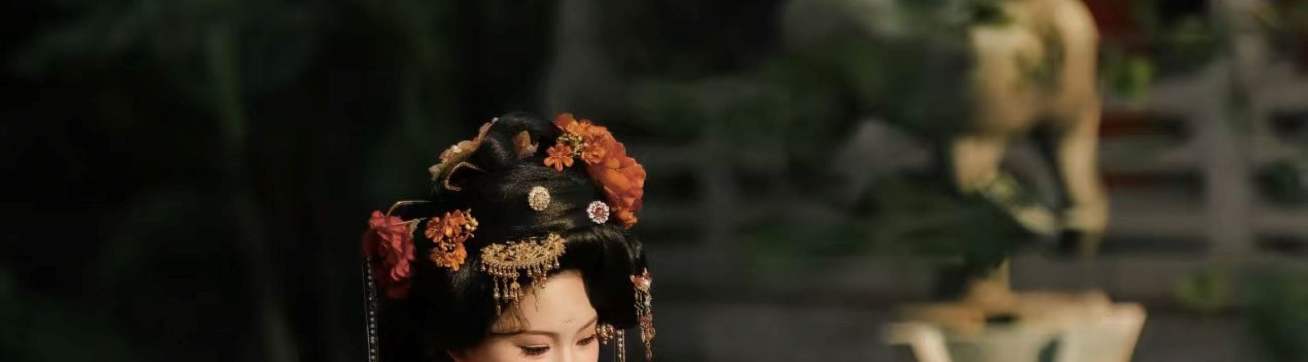 衣物上的刺繡、印花，還是各類配飾的做工，都精緻到了極點，針腳細密均勻，圖案栩栩如生，處處都體現著對傳統服飾文化的尊重與傳承