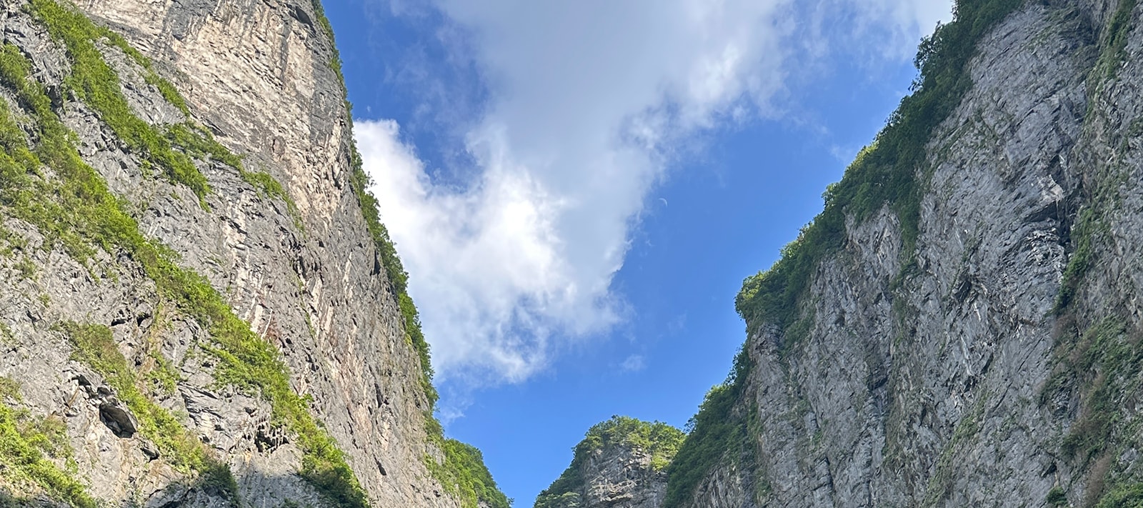 根據時令的不同，天門洞會出現天門吐霧、天門霞光、天門翻水等奇觀。霧氣從洞中外湧，形成壯觀的 “天門吐霧”；在特定的天氣和光線條件下，還會出現絢麗的 “天門霞光”。