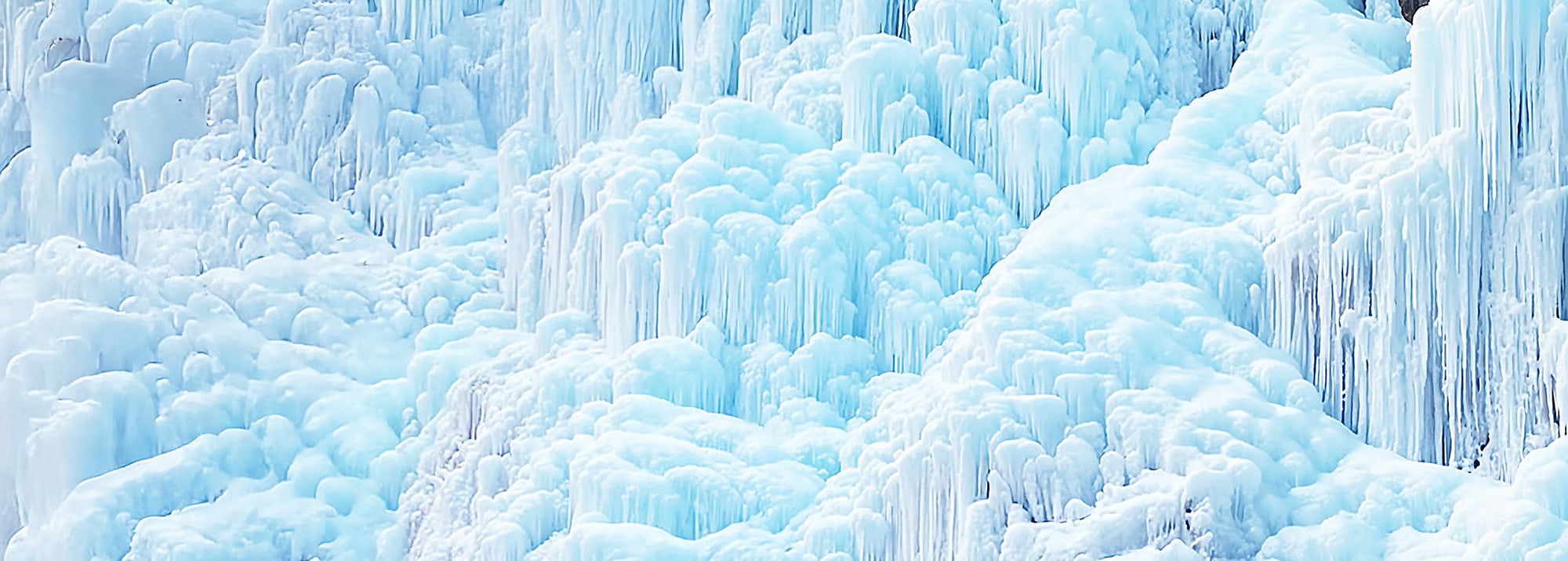 漫步於「魚飛谷冰谷」的冰雪奇境，沉浸在寧靜的絕美景色中。