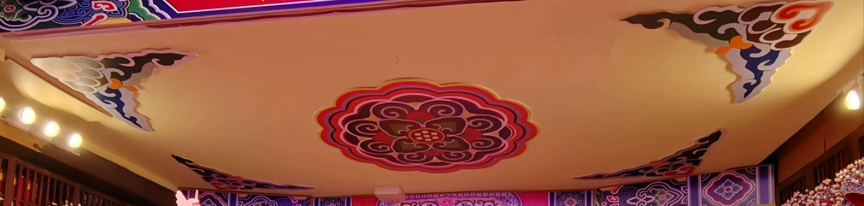 多位表演者呈現陝西民間戲曲的演奏場景,演員們身著統一紅色服飾,有的彈奏傳統樂器,有的引吭高歌 多位表演者呈現陝西民間戲曲的演奏場景,演員們身著統一紅色服飾,有的彈奏傳統樂器,有的引吭高歌