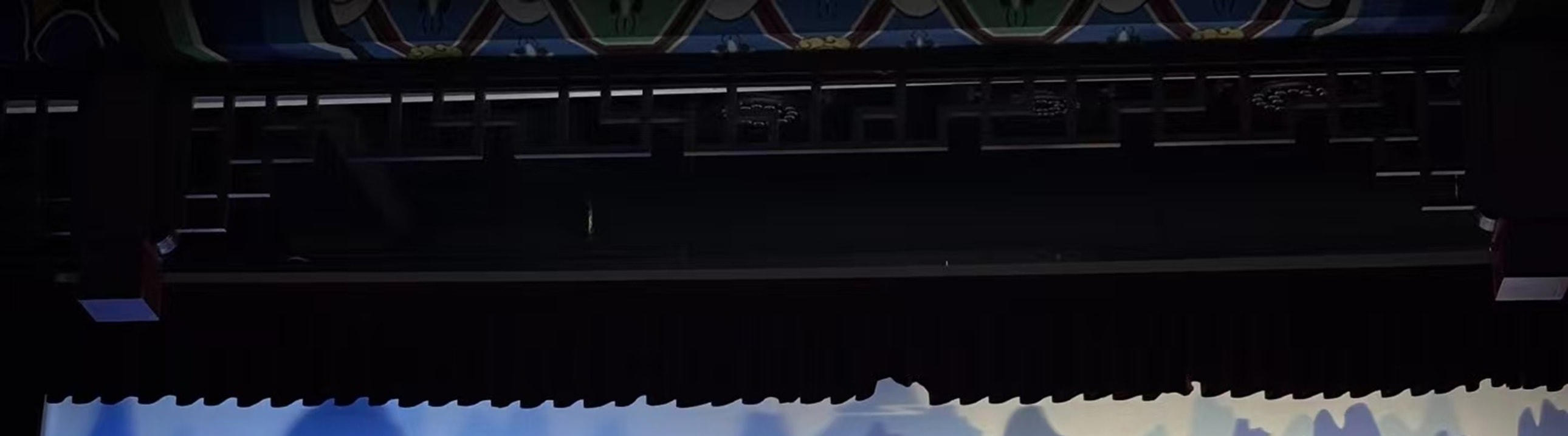 皮影戲舞臺上，師徒四人（悟空、八戒等）造型鮮明，背景是山水林景，盡顯皮影戲的傳統藝術特色