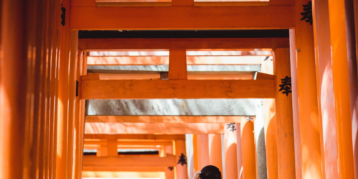 伏見稻荷大社(Fushimi Inari Taisha) - 標誌性神社,擁有數千座硃紅色鳥居。僅適合一般和服攝影(不允許穿婚紗和結婚和服)。 伏見稻荷大社(Fushimi Inari Taisha) - 標誌性神社,擁有數千座硃紅色鳥居。僅適合一般和服攝影(不允許穿婚紗和結婚和服)。