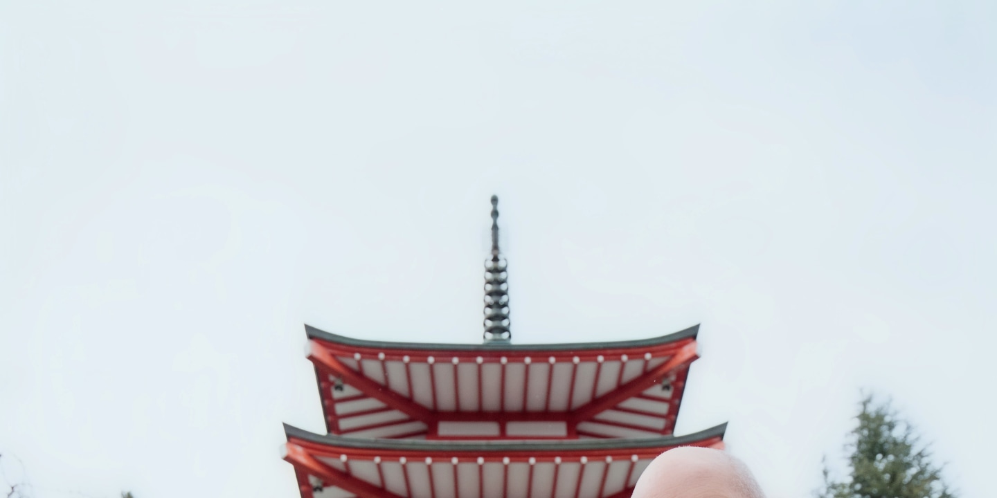 新倉富士淺間神社 - 著名的山坡神社，擁有寶塔景觀和富士山，是欣賞櫻花和秋色的標誌性景點