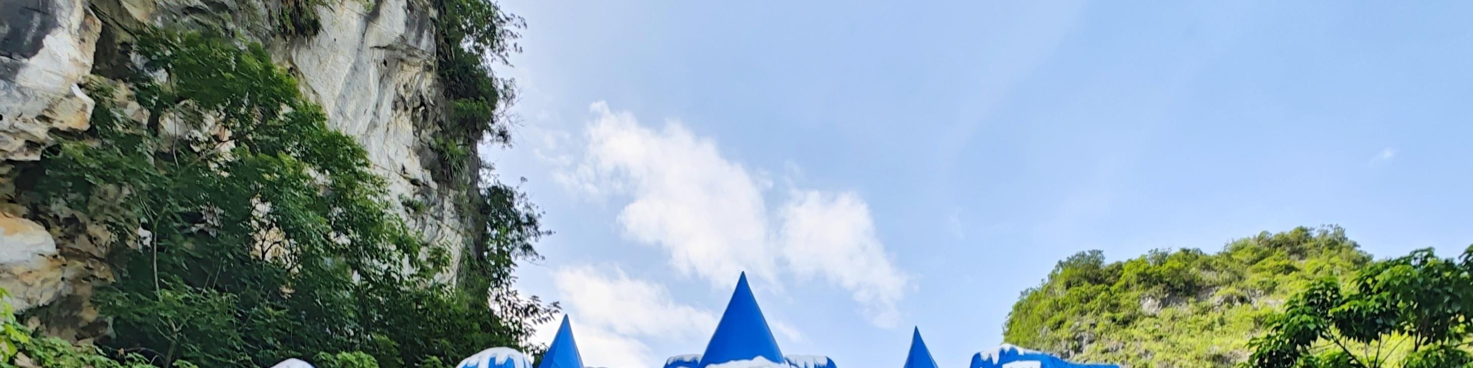 峰林曉鎮・飄雪樂園，在滿眼翠綠的峰林田園裡，一鍵切換冰雪世界，**人工飄雪 + 冰雕場景**，在南方不用遠行就能玩雪、拍雪景大片，特別適合小朋友。室溫很低，進去就是冰涼反差，有飄雪效果、冰雕打卡點、小型雪滑梯。