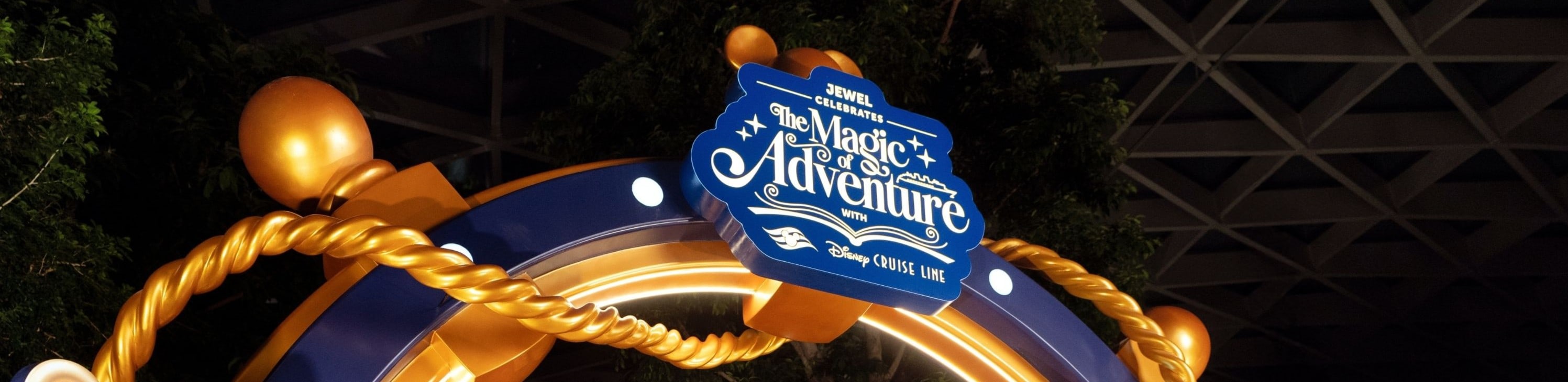 通過米奇船長和米妮船長的綠雕，捕捉公海的精神