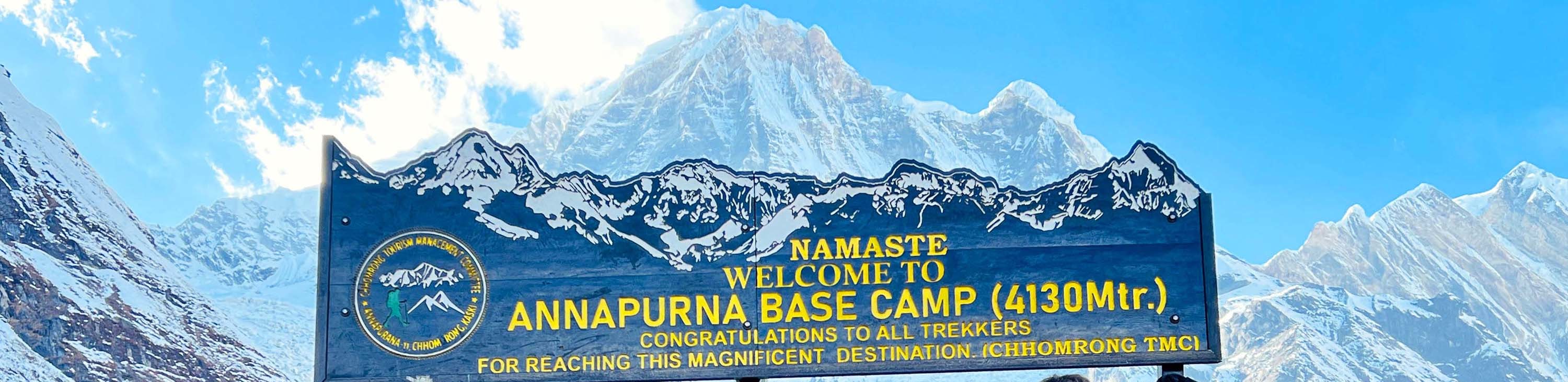 旅客們在安娜普納基地營 (ABC – 4,130 公尺) 盡情欣賞令人屏息的壯麗景色。