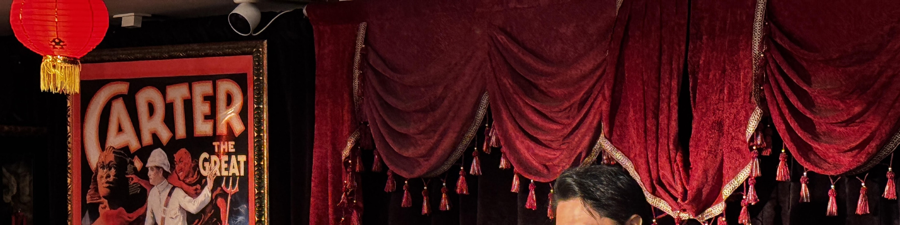 欣賞魔術師與觀眾互動,一同沉浸在充滿神秘與驚奇的魔術表演中 欣賞魔術師與觀眾互動,一同沉浸在充滿神秘與驚奇的魔術表演中