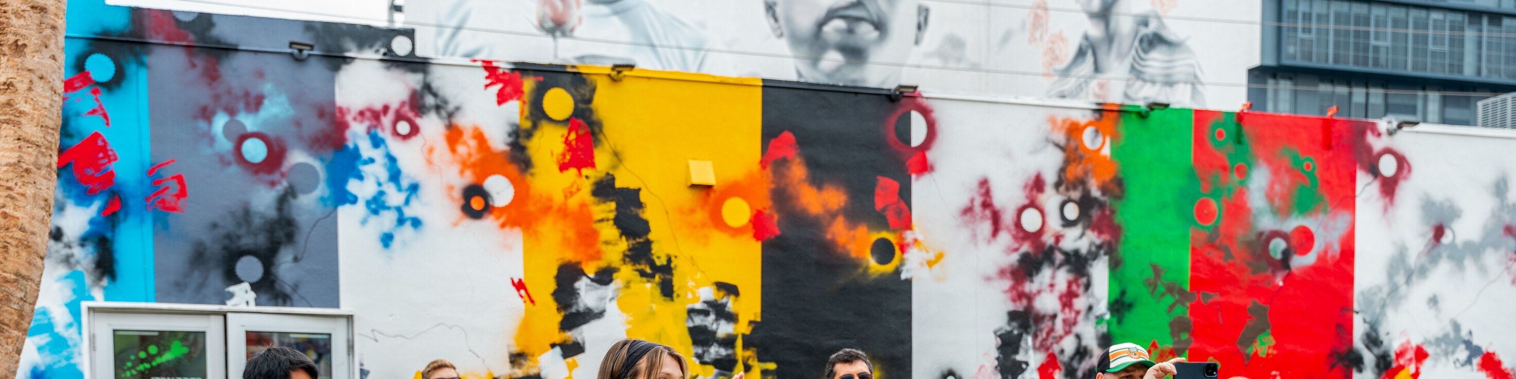 在沉浸式的 Wynwood Walls 博物館之旅中，跟隨知識淵博的導遊穿梭於色彩繽紛的展覽中