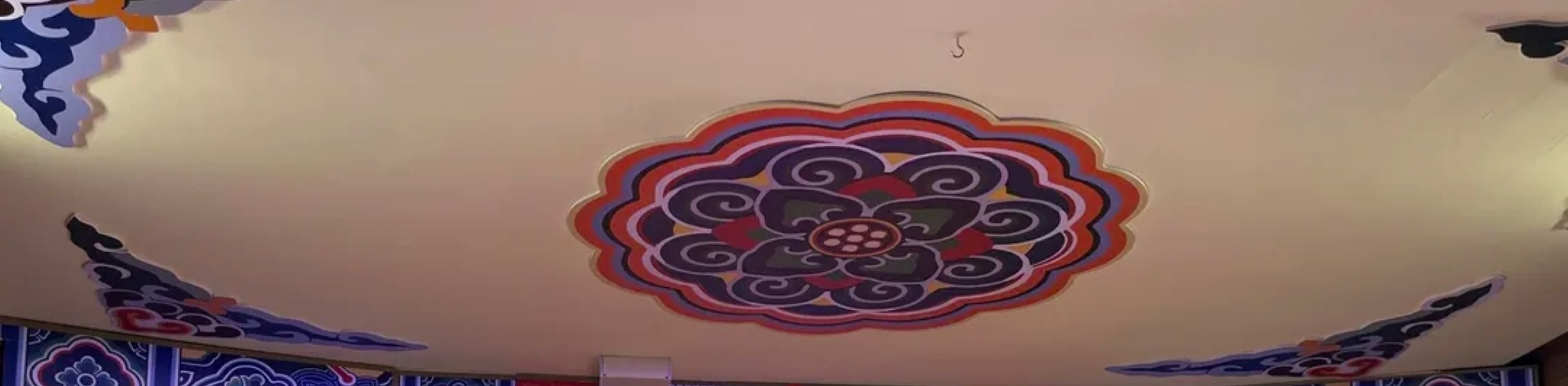 演員以白色戲服、精緻頭飾的扮相呈現,服飾上的細膩紋樣與整體造型,契合戲曲中特定角色的形象塑造 演員以白色戲服、精緻頭飾的扮相呈現,服飾上的細膩紋樣與整體造型,契合戲曲中特定角色的形象塑造