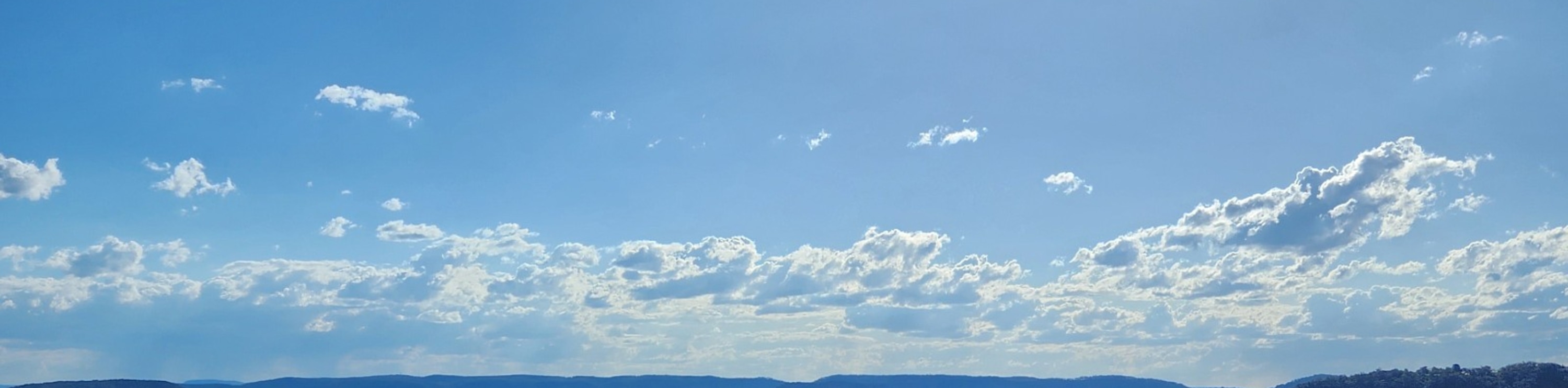 呼吸著帶有桉樹香味的清新空氣,藍色薄霧將陽光灑在群山之間 呼吸著帶有桉樹香味的清新空氣,藍色薄霧將陽光灑在群山之間