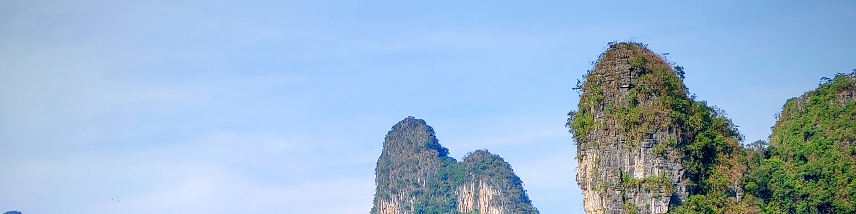 “舟行碧波上,人在畫中游。”於遇龍河上,此般詩意之景,唯有乘一葉竹筏,方能真切領略。 “舟行碧波上,人在畫中游。”於遇龍河上,此般詩意之景,唯有乘一葉竹筏,方能真切領略。