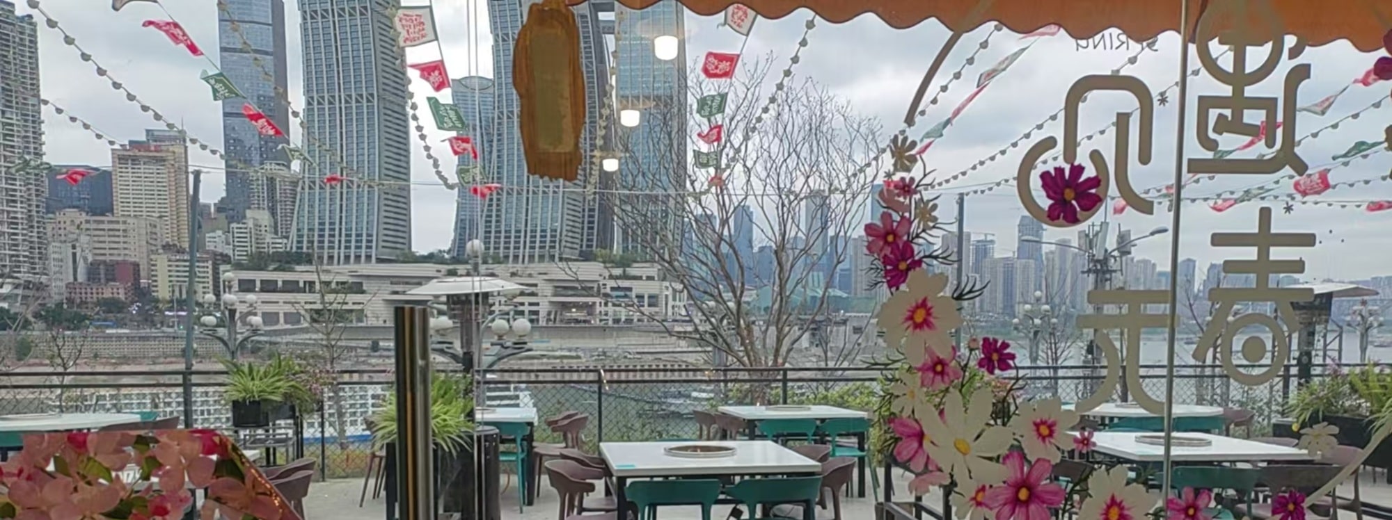 Meet the hot pot fireworks by the river, let the river view accompany you, and taste the passion of the mountain city in the hot water