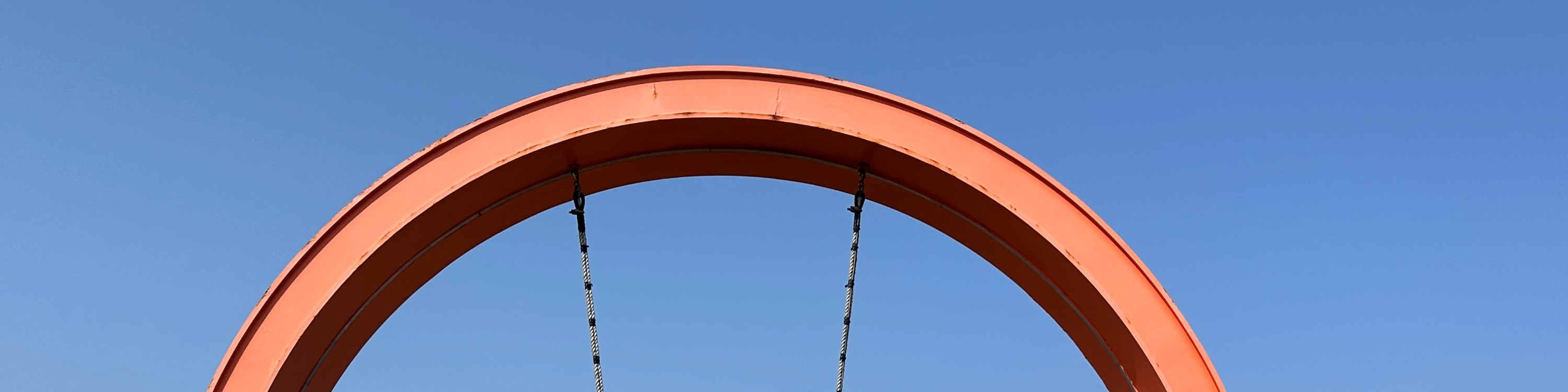 在涉地可支的巨型鞦韆上，將雄偉的城山日出峰美景盡收眼底。