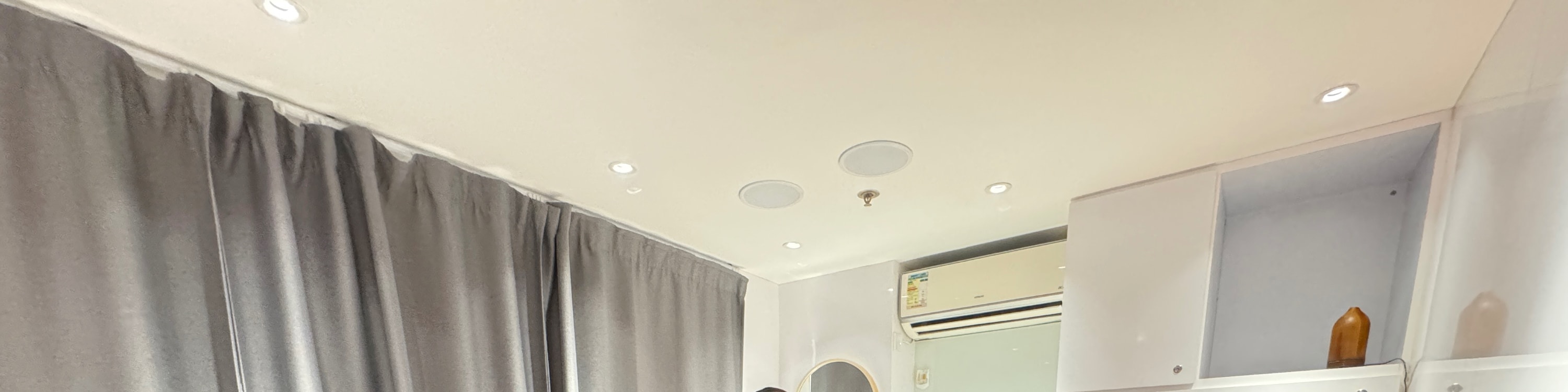Quiet, spacious and hygienic independent rooms allow you to relax and enjoy professional massage and skin care experience (Causeway Bay Branch)