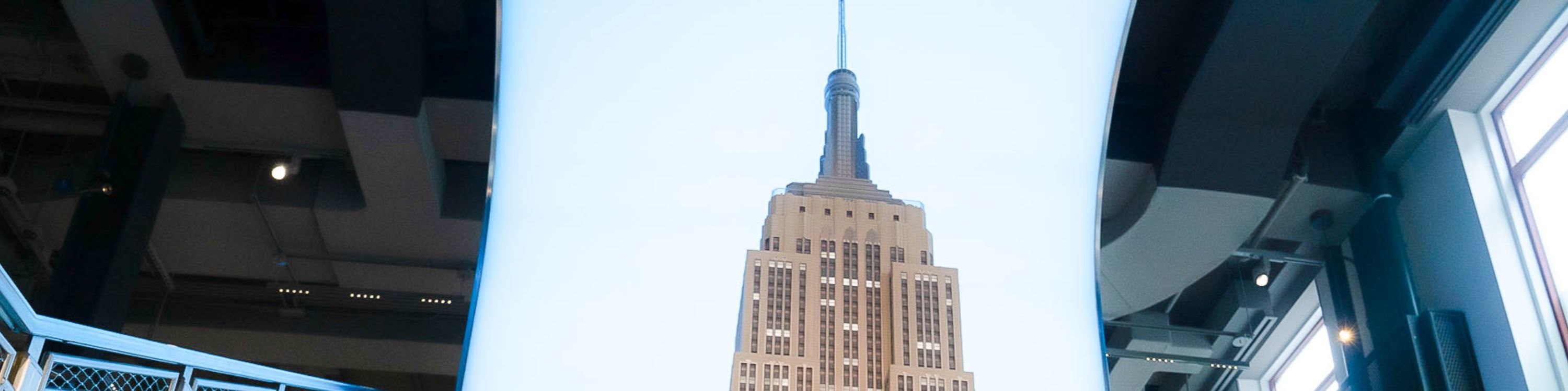 一群朋友在帝國大廈前開心地自拍 一群朋友在帝國大廈前開心地自拍