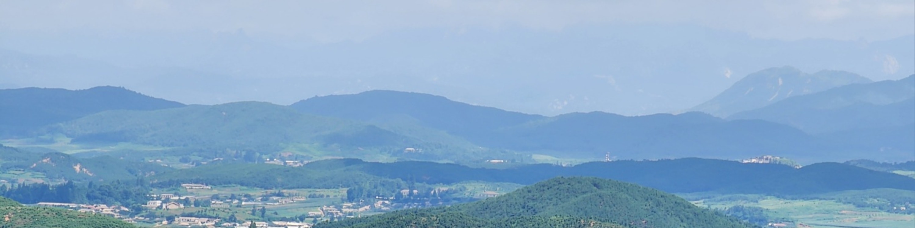 在晴朗的日子裡，站在鳥瞰臺（Jogang Observatory）上，朝鮮村莊的景象便會清晰地展現在您的眼前。即使不使用雙筒望遠鏡，您也可能會看到人們在田間勞作、院子裡飄揚的衣物以及鄉村寧靜的節奏。