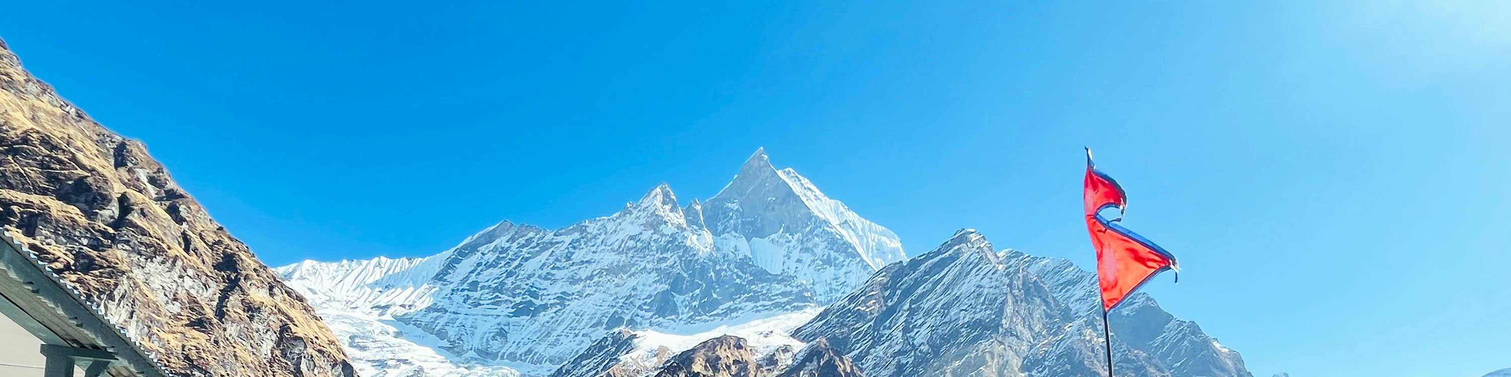 旅客們在前往安娜普納基地營（ABC – 4,130 公尺）的徒步旅程中，享受短暫的茶點時光。