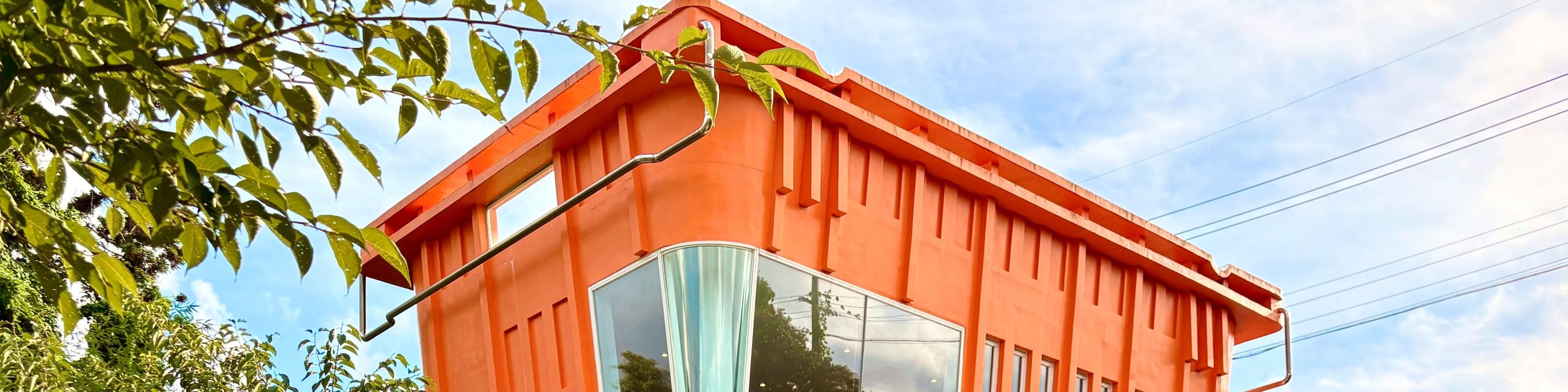 在柑橘咖啡廳結束您的一天，這裡有濟州柑橘園中蘊藏的奇思妙想。品嚐新鮮果汁，享用柑橘風味的甜點，沉浸在這個島嶼最具標誌性的水果的甜蜜精華中。（如果柑橘咖啡廳因故關閉，將更換為胡蘿蔔咖啡廳）