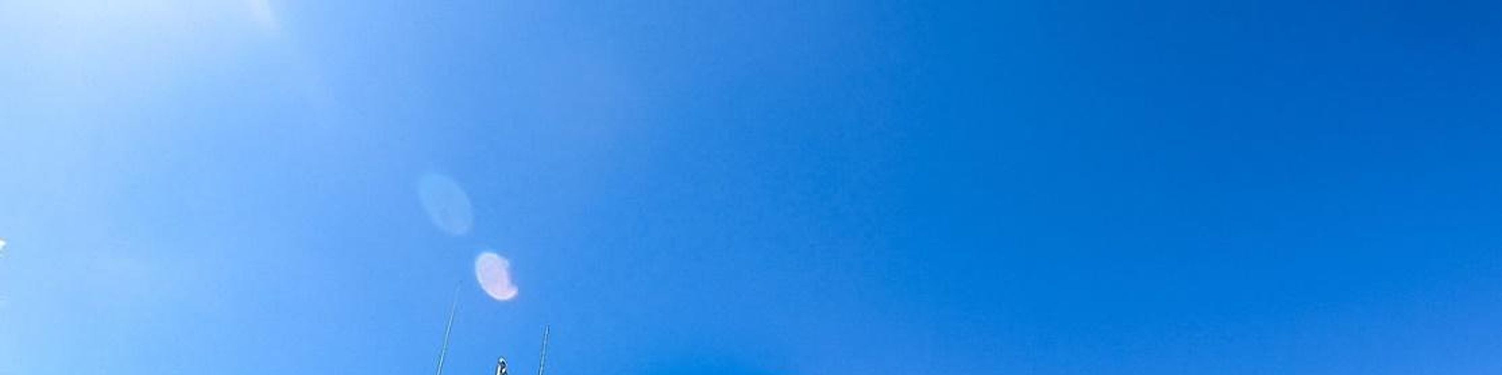 遊客在船上放鬆身心，盡情享受夏威夷的陽光和海風