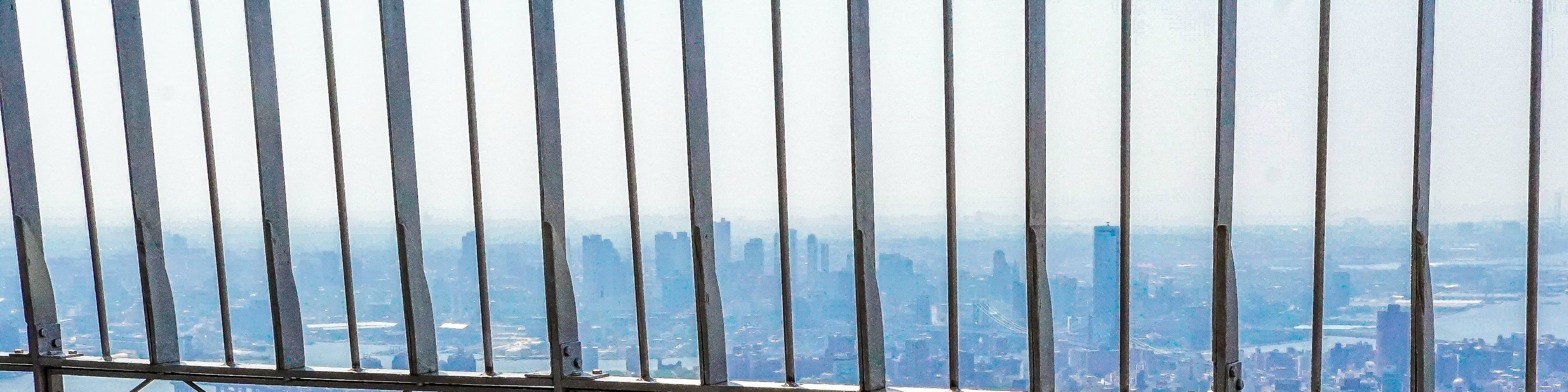 遊客們在帝國大廈欣賞紐約市廣闊的天際線 遊客們在帝國大廈欣賞紐約市廣闊的天際線