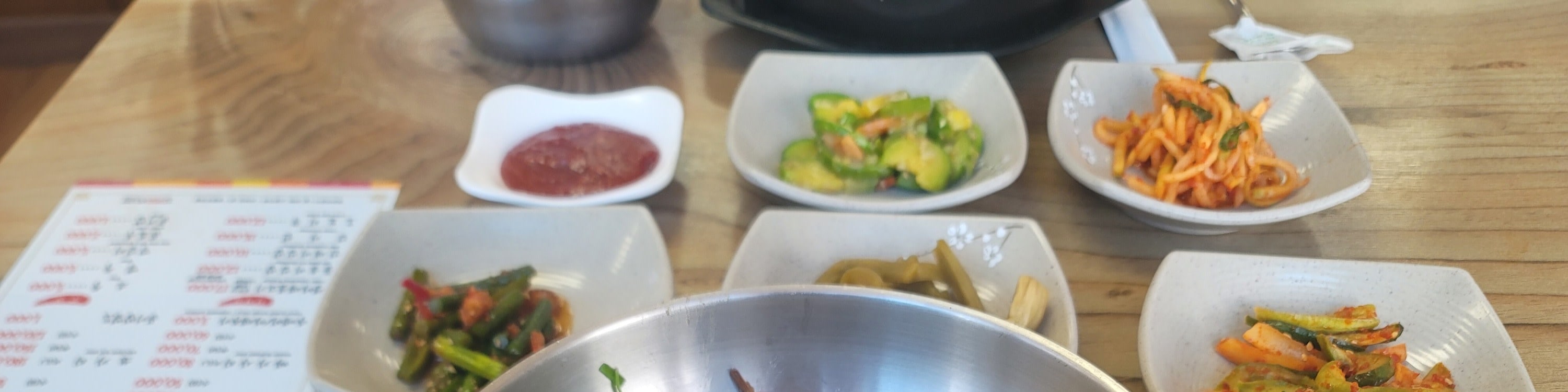 石鍋拌飯——傳統的韓國米飯料理，以調味適中的山野菜、米飯與韓式辣椒醬（gochujang）製成，完美呈現蔬菜的自然風味。