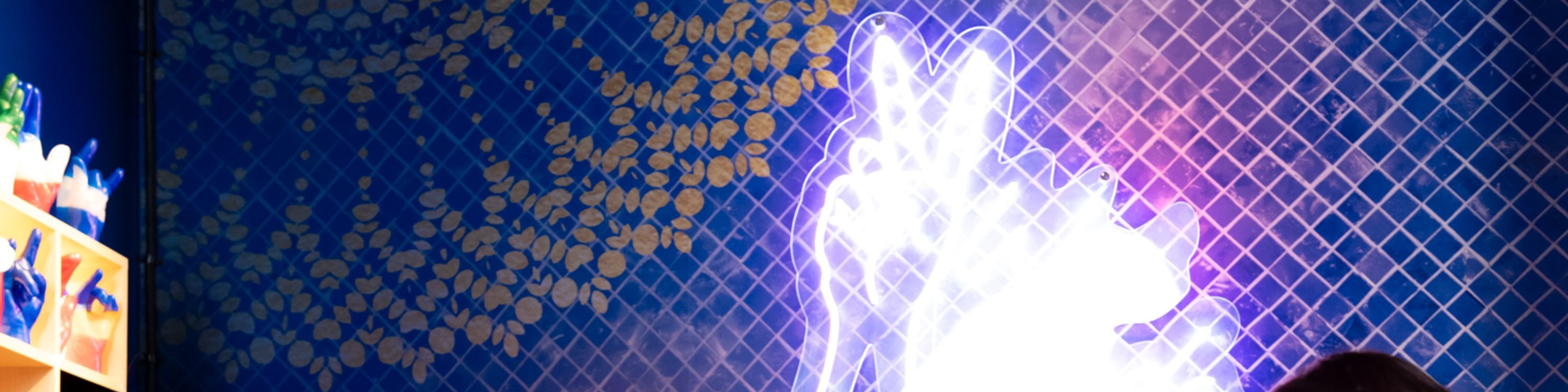 將您的手浸入蠟池中，打造獨一無二的蠟手雕塑，留下難忘回憶！