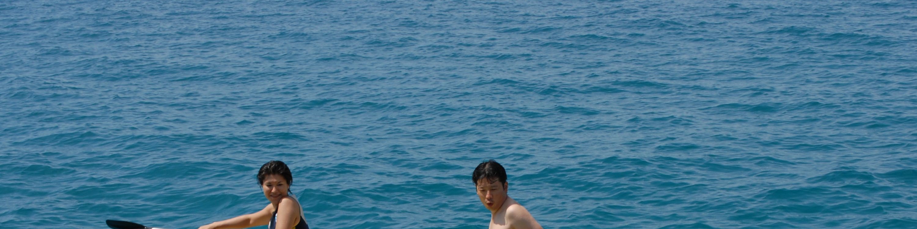 在馬卡哈海岸平靜水域上滑槳的槳板玩家