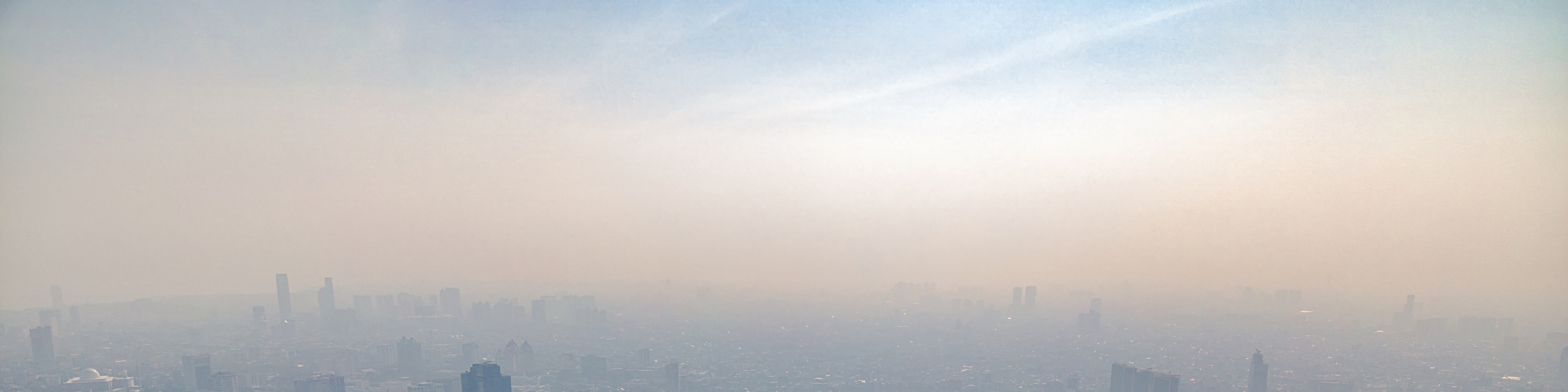 在高空鞦韆上，將城市全景盡收眼底