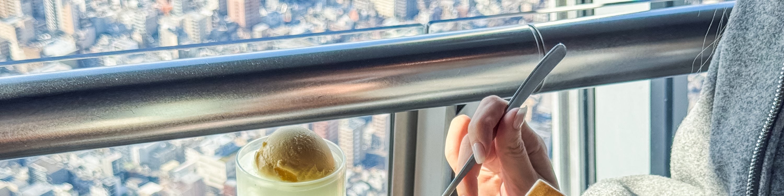 品嚐甜點,在高空欣賞迷人景色,盡享愜意時光 品嚐甜點,在高空欣賞迷人景色,盡享愜意時光