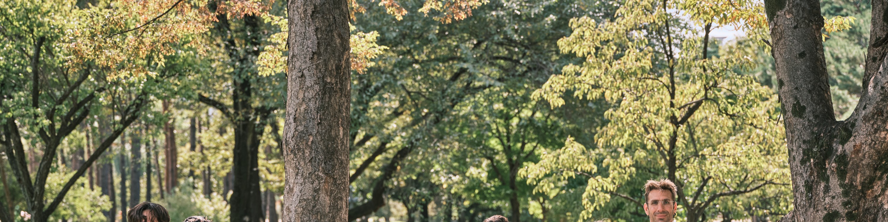 與身後的壯麗宮殿美景合影，留下珍貴的團體照！