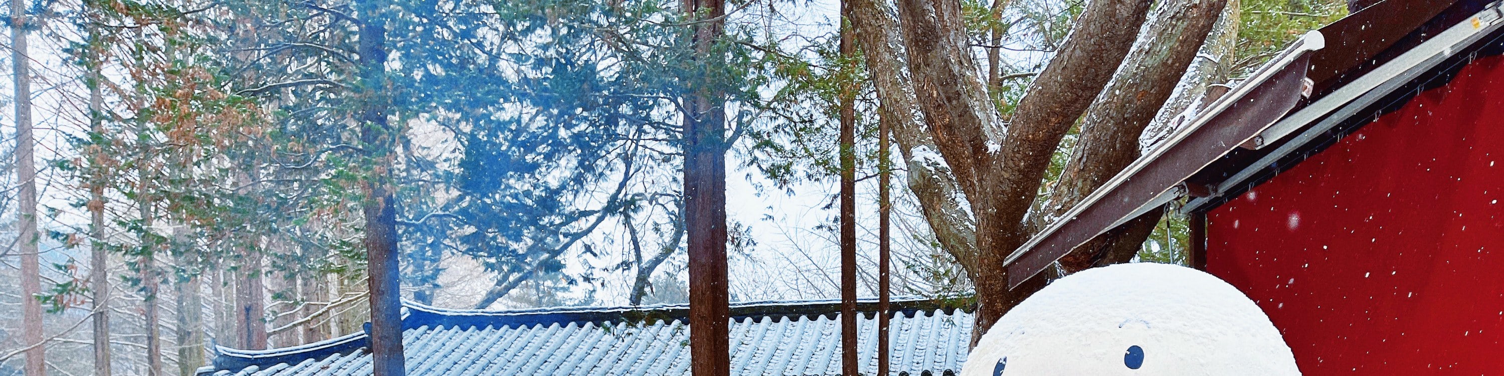 在南怡島的冬季，溫馨的營火與雪雕帶來暖意。