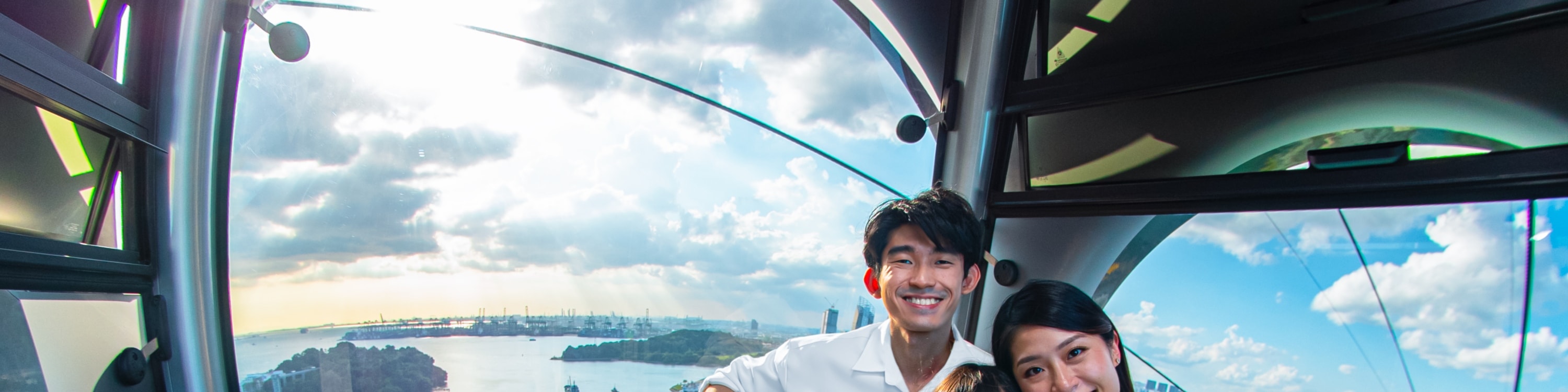 腳下是透明玻璃地板，將花柏山頂、海港和聖淘沙的壯麗景色盡收眼底。