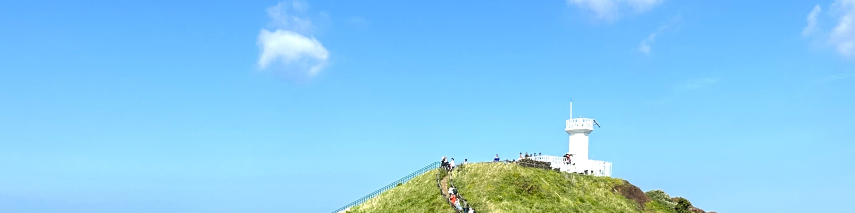 探索濟州島最令人歎為觀止的海岸景觀之一，那裡有壯觀的火山懸崖與深藍色的大海交匯。蜿蜒的海邊小路可欣賞到大海的全景，以及位於涉地岬頂端迷人的白色燈塔。