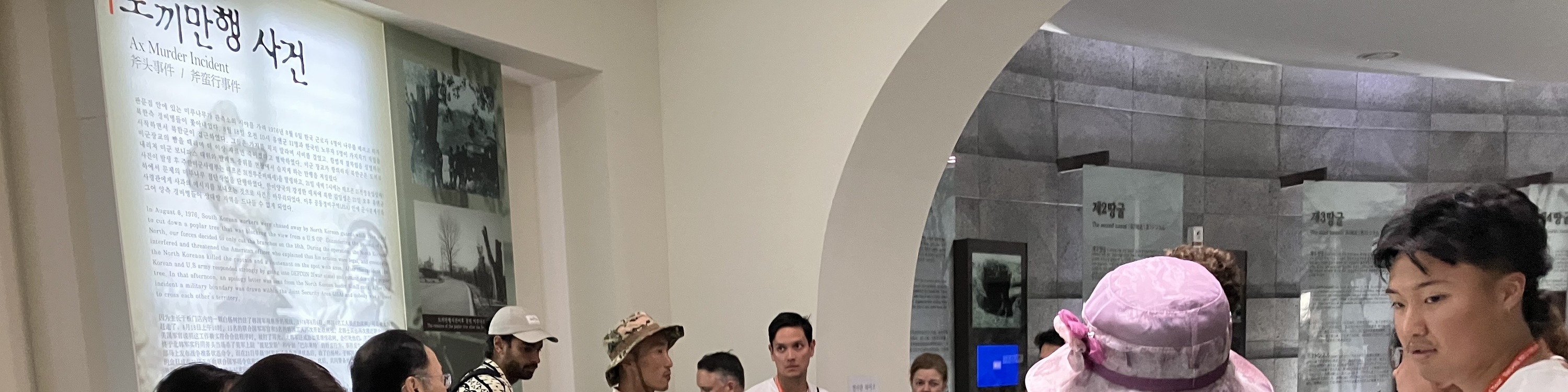 一位講英語的導遊將為您講解朝鮮戰爭期間使用的設備展覽。 一位講英語的導遊將為您講解朝鮮戰爭期間使用的設備展覽。