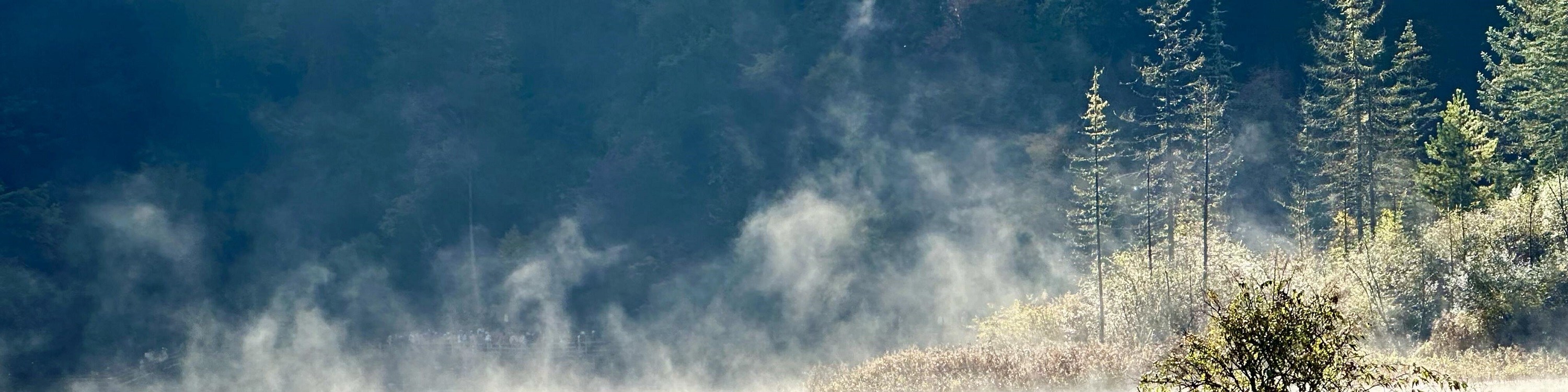 澄澈如鏡的湖水,將雪山、彩林與流雲盡數攬入懷中,這是大自然親手繪就的童話 澄澈如鏡的湖水,將雪山、彩林與流雲盡數攬入懷中,這是大自然親手繪就的童話