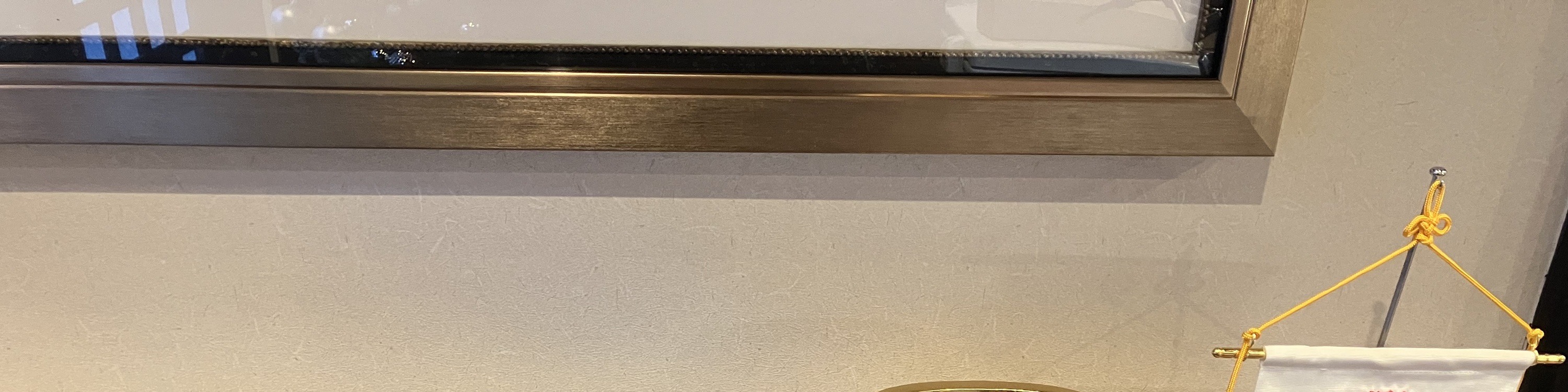 店內展示著神戶牛認證獎盃與榮譽證書,象徵頂級和牛品質的保證 店內展示著神戶牛認證獎盃與榮譽證書,象徵頂級和牛品質的保證