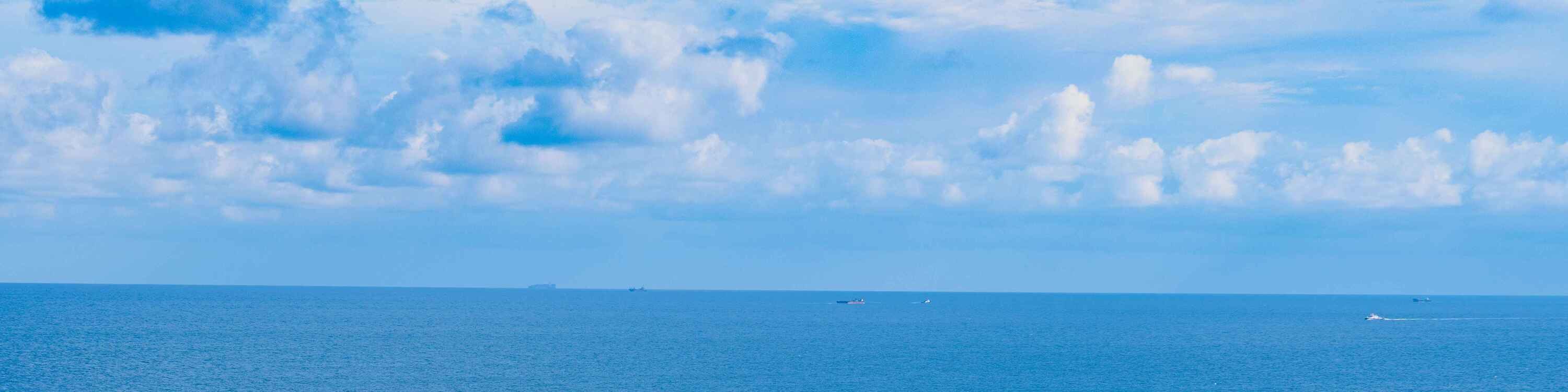 海雲台藍線公園青沙浦站：在青沙浦站稍作停留，這裡迷人的海濱交會處與一望無際的海景相遇。您可以在導遊的協助下，於現場購票選擇搭乘天空膠囊列車或海岸列車（可選）。