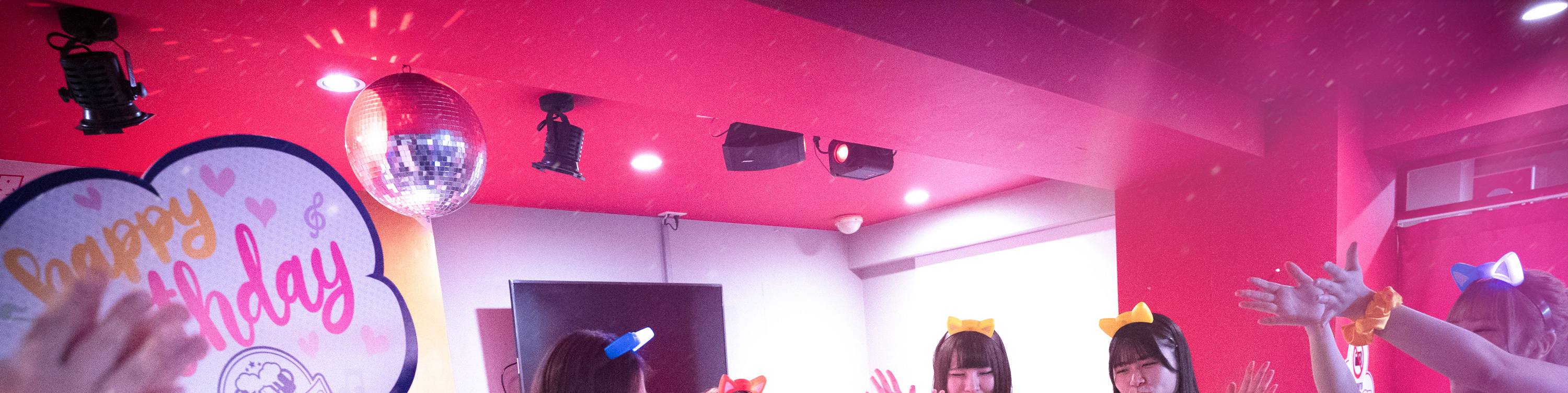 maidreamin HYPER提供了一種享受日本夜生活的新方式!作為一種娛樂居酒屋和餐飲體驗,對於個人和家庭來說,這裡都是一個安全有趣的地方。 maidreamin HYPER提供了一種享受日本夜生活的新方式!作為一種娛樂居酒屋和餐飲體驗,對於個人和家庭來說,這裡都是一個安全有趣的地方。