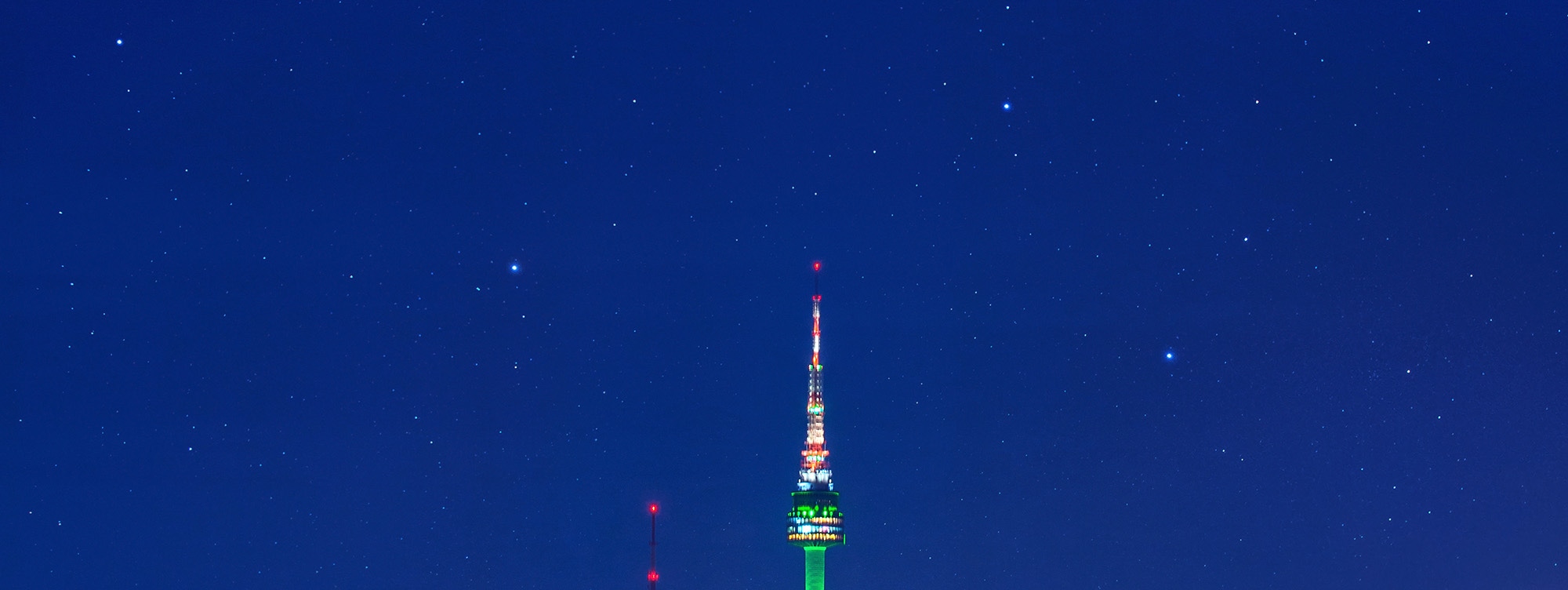 汝矣島漢江公園夜景迷人，璀璨的城市燈光與寧靜的漢江交相輝映。
