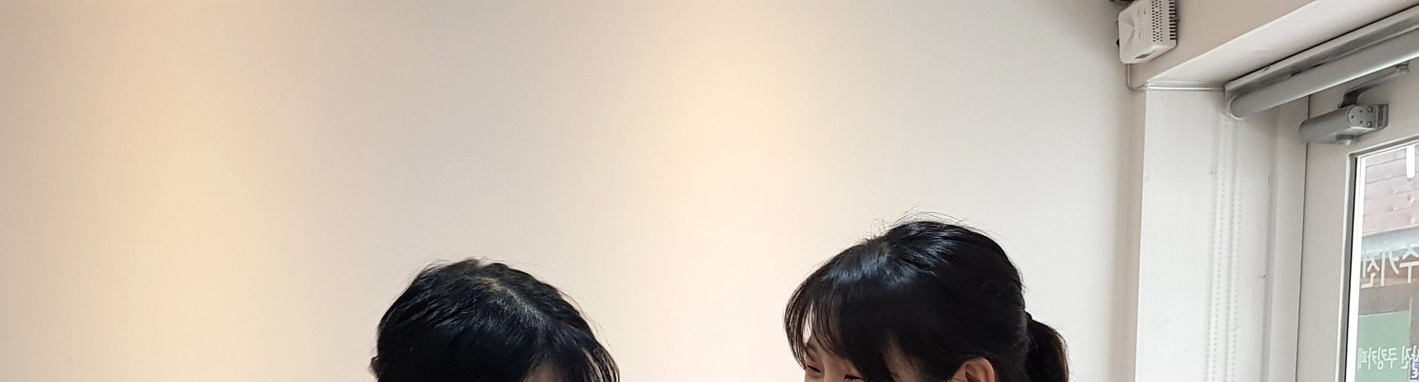 客人們在慶州廚房分享有趣的烹飪時光，一起歡笑學習。