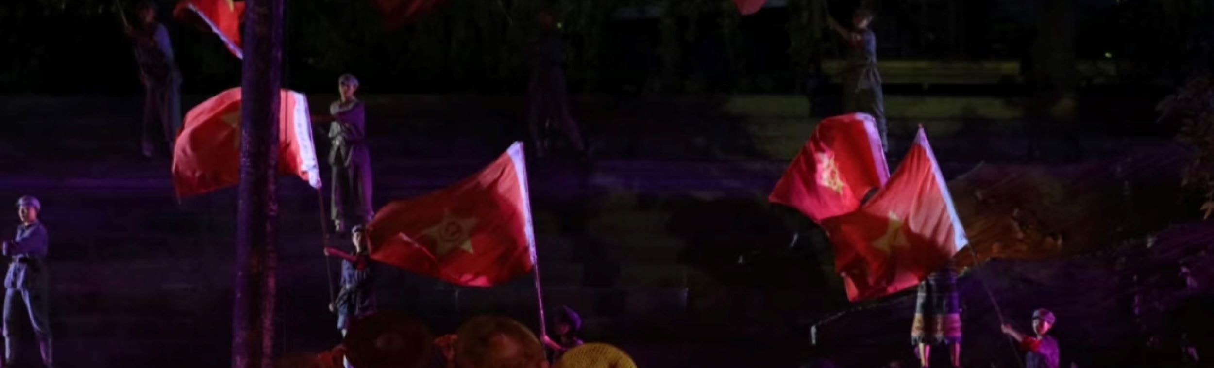 階梯式實景舞臺，以草帽為道具，配合燈光營造氛圍