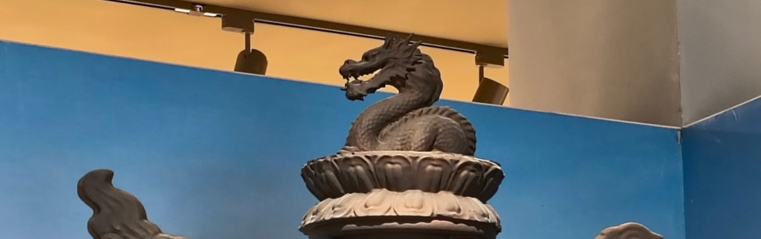 龍紋祥雲栩栩如生，中式紋樣與甜蜜材質碰撞