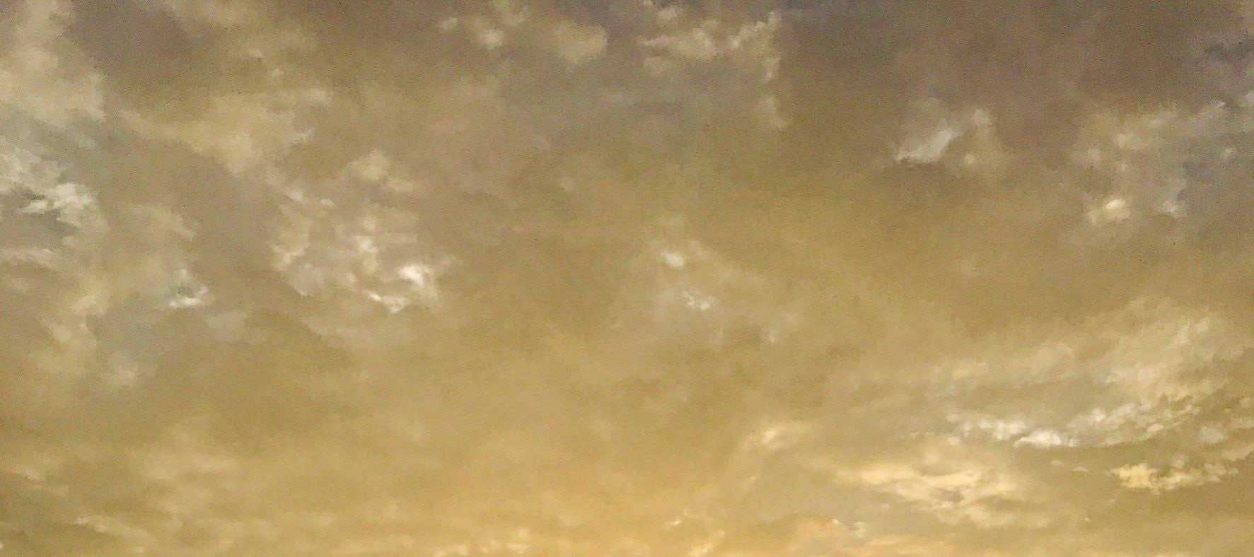 日落餘暉滿滿的灑在海面上，體驗美麗的夕陽，划著SUP板、獨木舟細細的體驗大自然賜予的天然美景