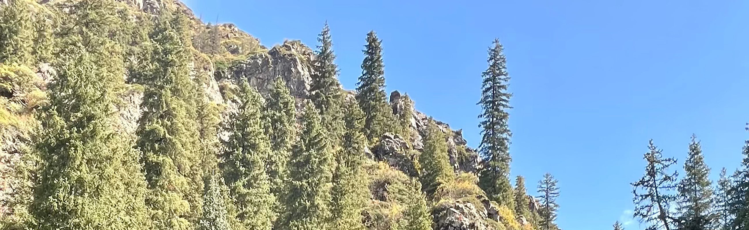 三工河穿流，水旋路轉，河水湍急，浪花飛濺，崖聳谷深，聲震幽谷，有詩曰“巍峨石峽瑤池門，峭壁懸天險斷魂。鬼斧神工刀劈就，一線通途上青天。