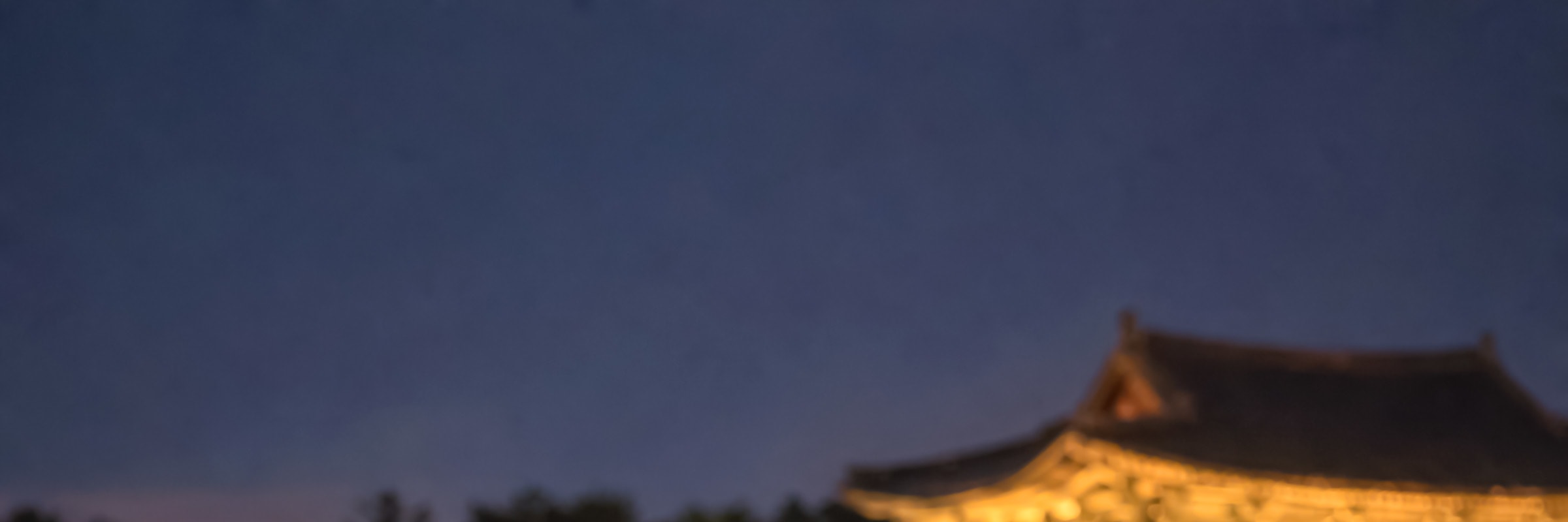 該景點以美麗的夜間燈光秀和寧靜的水面倒影而聞名