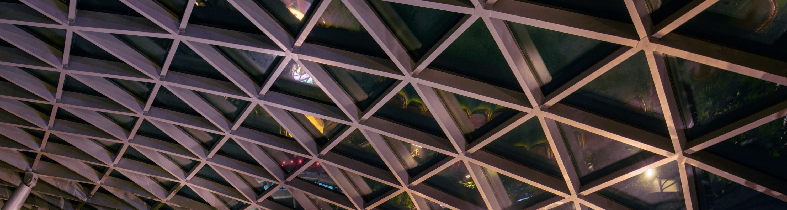 在市政廣場（Town Square）與迪士尼公主們合影，背景是令人驚歎的馬賽克藝術展示