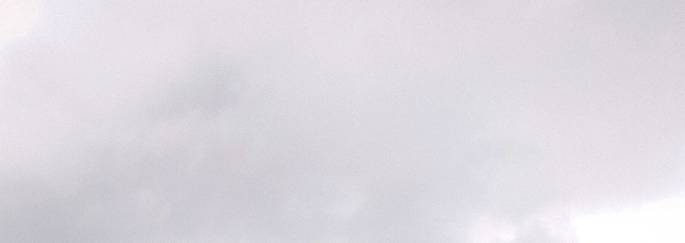 德格拉朗瀑布旁的一片綠洲，別緻的池畔與奔騰的瀑布和諧相融