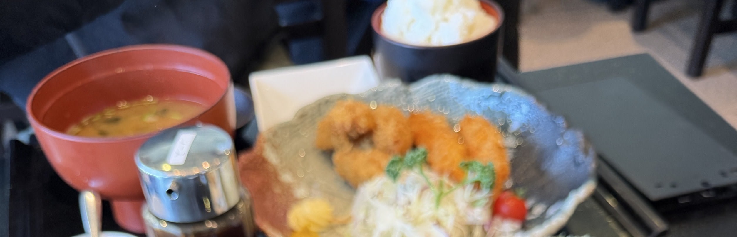 港口附近的海鮮市場內 享用美味海鮮蓋飯