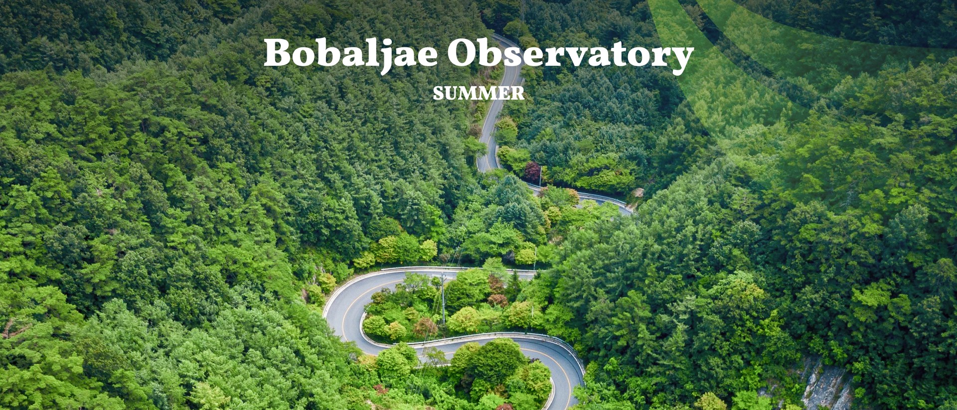 馳騁在寶筏嶺路 (Bobaljae Road) 蔥鬱的綠色美景中，然後在觀景台稍作停留，拍下令人驚豔的網美照。